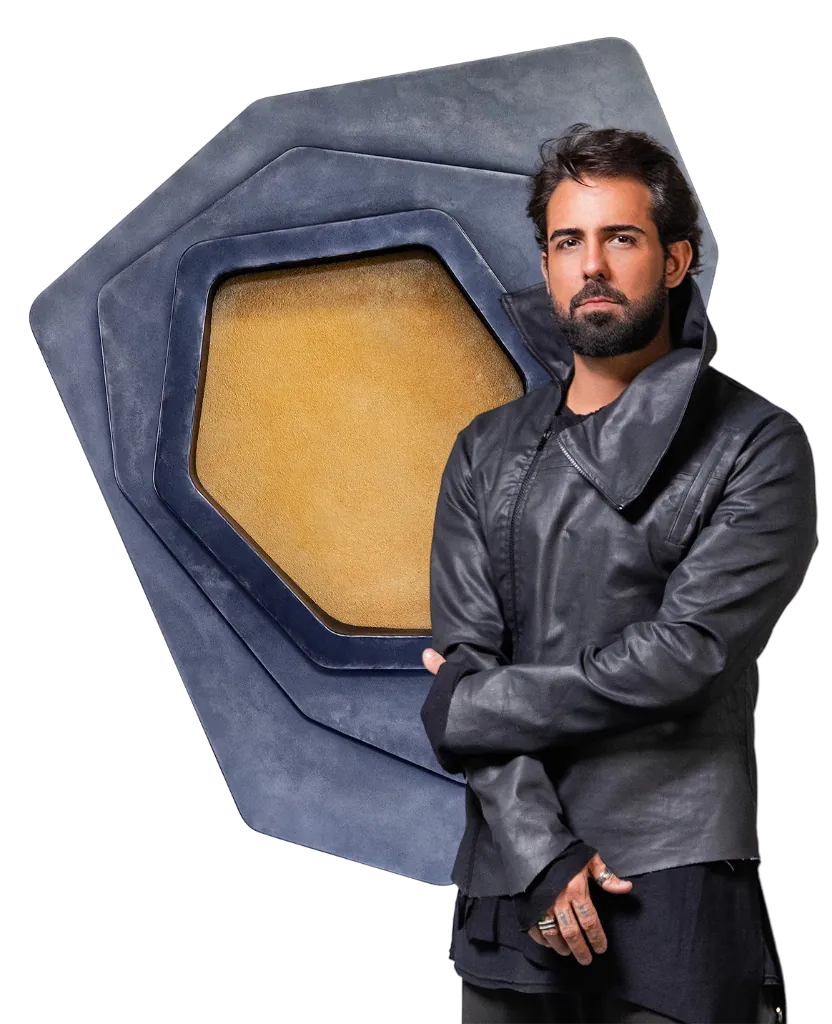 Rapha Preto com a sua escultura